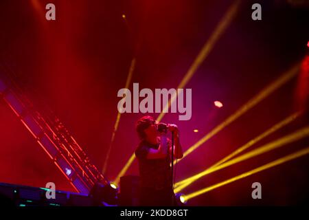 DIE US-Rockband The Strokes-Sänger Julian Casablancas tritt am ersten Tag des Musikfestivals NOS Alive 2022 in Lissabon, Portugal, am 6. Juli 2022 auf. Das NOS Alive Musikfestival läuft vom 6. Bis 9 2022. Juli mit The Strokes, Florence + The Machine, Metallica und Imagine Dragons als Headliner. (Foto von Pedro FiÃºza/NurPhoto) Stockfoto