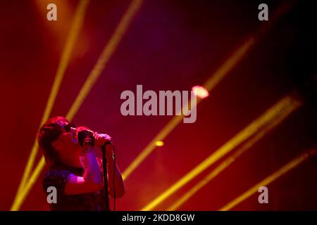 DIE US-Rockband The Strokes-Sänger Julian Casablancas tritt am ersten Tag des Musikfestivals NOS Alive 2022 in Lissabon, Portugal, am 6. Juli 2022 auf. Das NOS Alive Musikfestival läuft vom 6. Bis 9 2022. Juli mit The Strokes, Florence + The Machine, Metallica und Imagine Dragons als Headliner. (Foto von Pedro FiÃºza/NurPhoto) Stockfoto