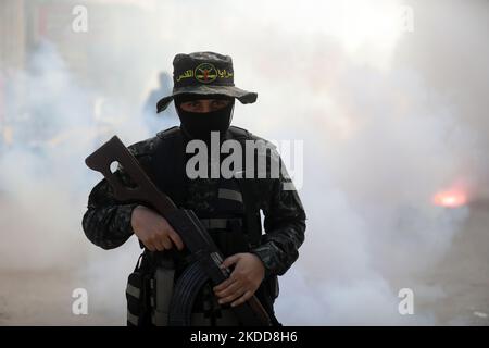 Der ehemalige palästinensische Gefangene Hosni Issa feiert mit Freunden, Familie und Mitgliedern der Al-Quds Brigaden, dem militärischen Flügel des Islamischen Jihad, nach seiner Freilassung aus israelischen Gefängnissen am 6. Juli 2022 in Rafah im Süden des Gazastreifens. Die israelischen Behörden ließen Hosni Issa frei, nachdem sie 20 Jahre in ihren Gefängnissen verbracht hatten. (Foto von Majdi Fathi/NurPhoto) Stockfoto