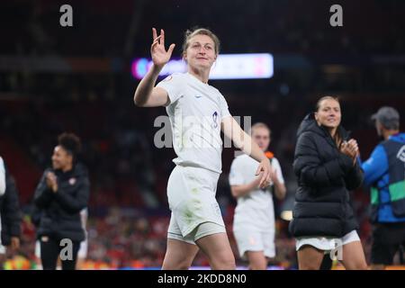 Ellen White aus England feiert nach dem Eröffnungsspiel der UEFA Women's Euro 2022 in der Gruppe A zwischen England und Österreich am Mittwoch, dem 6.. Juli 2022, im Old Trafford, Manchester. (Foto von Pat Scaasi/MI News/NurPhoto) Stockfoto