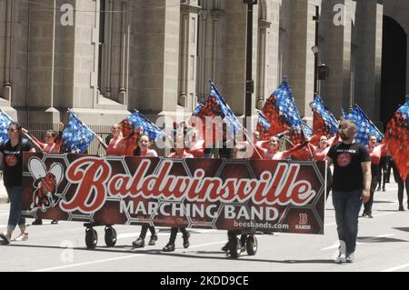Das Baldwinsville Marching Band Flag Team aus Baldwinsville, New York, übernimmt die Führung, als sie am 4. Juli 2022 bei der Parade zum Unabhängigkeitstag in Philadelphia, PA, marschieren. (Foto von Cory Clark/NurPhoto) Stockfoto