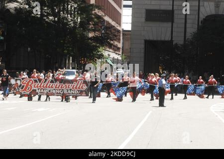 Das Baldwinsville Marching Band Flag Team aus Baldwinsville, New York, übernimmt die Führung, als sie am 4. Juli 2022 bei der Parade zum Unabhängigkeitstag in Philadelphia, PA, marschieren. (Foto von Cory Clark/NurPhoto) Stockfoto
