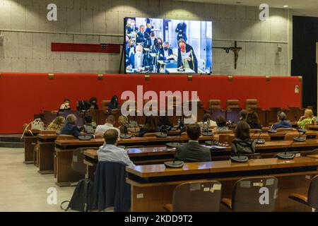 Die Angehörigen der Opfer werden in der Lage sein, das Verfahren außerhalb des Gerichts auf dem Bildschirm im Konferenzsaal des Gerichts von Genua zu sehen.der ehemalige CEO von Atlantia Giovanni Castellucci (heute nicht anwesend) wird zusammen mit 58 anderen, Wegen des Zusammenbruchs der Morandi-Brücke in Genua, wo am 14. August 2018 43 Menschen nach einem Sturm ums Leben kamen. (Foto von Mauro Ujetto/NurPhoto) Stockfoto