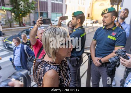 Angehörige der Opfer kommen in den Justizpalast von Genua. Der ehemalige CEO von Atlantia Giovanni Castellucci (heute nicht anwesend) wird zusammen mit 58 anderen wegen des Einsturzes der Morandi-Brücke in Genua, wo 43 Menschen am 14. August 2018 nach einem Sturm ums Leben kamen, verurteilt. Die Angehörigen der Opfer werden in der Lage sein, das Verfahren außerhalb des Gerichts auf dem Bildschirm im Konferenzsaal des Gerichts von Genua zu sehen. (Foto von Mauro Ujetto/NurPhoto) Stockfoto