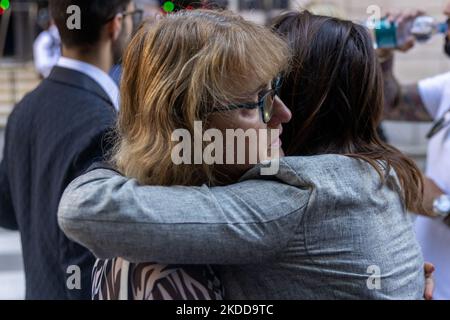 Maria Grazia LoNigro, Mutter des Opfers Luigi Matti Altadonna, wartet vor dem Gericht von Genua. Der ehemalige CEO von Atlantia Giovanni Castellucci (heute nicht anwesend) wird zusammen mit 58 anderen wegen des Einsturzes der Morandi-Brücke in Genua, wo 43 Menschen am 14. August 2018 nach einem Sturm ums Leben kamen, verurteilt. Die Angehörigen der Opfer werden in der Lage sein, das Verfahren außerhalb des Gerichts auf dem Bildschirm im Konferenzsaal des Gerichts von Genua zu sehen. (Foto von Mauro Ujetto/NurPhoto) Stockfoto