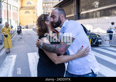 Gianluca Ardini, der den Zusammenbruch der Morandi-Brücke in Genua vor dem Gericht von Genua überlebt hat, wo der ehemalige CEO von Atlantia Giovanni Castellucci (heute nicht anwesend) zusammen mit 58 anderen wegen des Zusammenbruchs der Morandi-Brücke in Genua, wo 43 Menschen am 14. August 2018 starben, vor Gericht gestellt wird, Nach einem Sturm. Die Angehörigen der Opfer werden in der Lage sein, das Verfahren außerhalb des Gerichts auf dem Bildschirm im Konferenzsaal des Gerichts von Genua zu sehen. (Foto von Mauro Ujetto/NurPhoto) Stockfoto