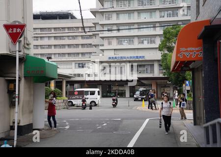 Das Krankenhaus der Medizinischen Universität Nara, in das der frühere japanische Premierminister Abe Shinzo verlegt wird, wird am 8. Juli 2022 in Kashihara gesehen, nachdem er während des Wahlkampfs für eine Parlamentswahl am Morgen in Nara, Japan, angeschossen wurde. (Foto von Jinhee Lee/NurPhoto) Stockfoto