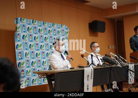 Ärzte des Krankenhauses der Medizinischen Universität Nara nehmen an einer Pressekonferenz in Kashihara Teil und bestätigen den Tod des ehemaligen japanischen Premierministers Abe Shinzo, der am Morgen des 8. Juli 2022 in Nara, Japan, im Wahlkampf für eine Parlamentswahl angeschossen wird. (Foto von Jinhee Lee/NurPhoto) Stockfoto