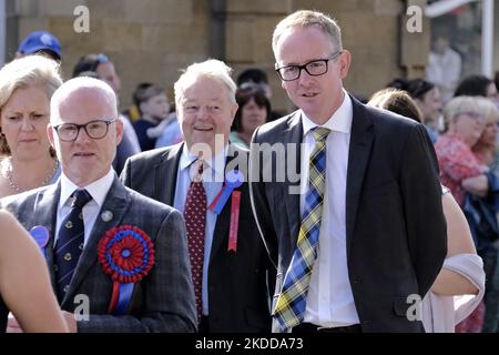 Jedburgh, Großbritannien. 08 Juli 2022. Der lokale Abgeordnete John Lamont (rechts) trägt eine MyNamesDoddie MND-Krawatte, gesehen bei der Gästesparade beim Jethart Callants Festival. John Lamont (geboren am 15. April 1976) ist ein Politiker und Anwalt der schottischen Konservativen Partei, der seit 2017 im britischen Unterhaus als Abgeordneter für Berwickshire, Roxburgh und Selkirk tätig ist. Lamont war zuvor Mitglied des schottischen Parlaments (MSP) für Roxburgh und Berwickshire, später Ettrick, Roxburgh und Berwickshire nach Grenzänderungen von 2007 bis 2017. (Foto: Rob Gray) (Foto von Rob Gray/NurP Stockfoto