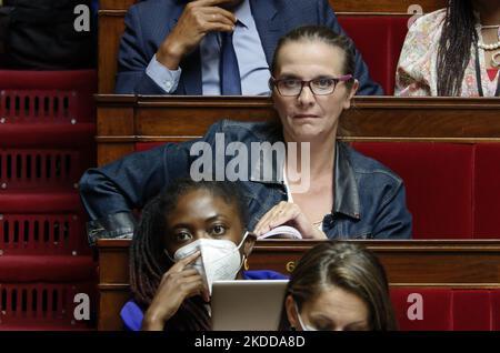 Caroline Fiat, Abgeordnete der französischen Linksfraktion La France Insoumise (LFI), nimmt an der Rede der französischen Premierministerin Elisabeth Borne Teil, die für ihre "allgemeine politische Erklärung" vor den Abgeordneten der neuen Legislaturperiode in der Nationalversammlung am 6. Juli 2022 in Paris spricht (Foto von Daniel Pier/NurPhoto) Stockfoto