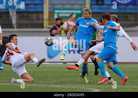 Die Zenit St. Petersburger Fußballlegenden Andrey Arshavin (R) und Anatoly Tymoshchuk (2. L) wetteifern am 8. Juli mit den Spartak-Moskauer Fußballlegenden Andrey Konovalov (L) und Dmitry Khlestov um den Ball während des Match of Legends Freundschaftsspiel zwischen dem Team Zenit St. Petersburg Legends und dem Team Spartak Moscow Legends. 2022 im Petrovsky Stadion in St. Petersburg, Russland. (Foto von Mike Kireev/NurPhoto) Stockfoto