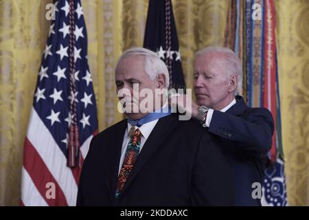 US-Präsident Joe Biden verleiht die Ehrenmedaille an Specialist 5. Dwight W. Birdwell, der heute am 05. Juli 2022 im East Room/White House in Washington DC, USA, im Vietnamkrieg gekämpft hat. (Foto von Lenin Nolly/NurPhoto) Stockfoto