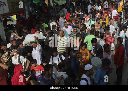 Menschen steigen auf überfüllten Fähren ein, während sie vor Eid al-Adha, dem Opferfest in Dhaka, Bangladesch, am 8. Juli 2022, nach Hause fahren. Millionen von Bangladeschs werden voraussichtlich nach Hause reisen und auf überfüllten Fähren reisen, um eines der größten muslimischen religiösen Feste von Eid-Al-Adha zu feiern. (Foto von Kazi Salahuddin Razu/NurPhoto) Stockfoto