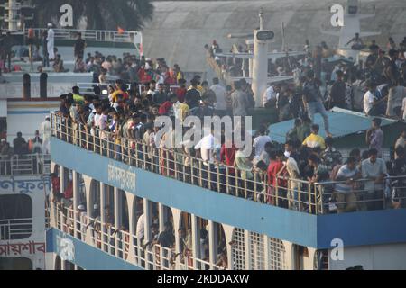 Menschen steigen auf überfüllten Fähren ein, während sie vor Eid al-Adha, dem Opferfest in Dhaka, Bangladesch, am 8. Juli 2022, nach Hause fahren. Millionen von Bangladeschs werden voraussichtlich nach Hause reisen und auf überfüllten Fähren reisen, um eines der größten muslimischen religiösen Feste von Eid-Al-Adha zu feiern. (Foto von Kazi Salahuddin Razu/NurPhoto) Stockfoto