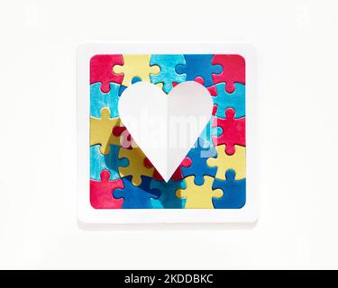 Autismus-Tag, Welt-Autismus-Tag, Rahmen mit Puzzleteilen und Papierherzen. Design-Element für Flyer, Poster für die Sensibilisierungskampagne im Gesundheitswesen Stockfoto