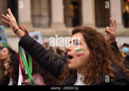 London, England, Großbritannien. 5.. November 2022. Londoner Demonstranten zeigen Unterstützung für die Frauenrevolution im Iran wegen des Todes von Mahsa Amini nach ihrer Verhaftung durch die iranische Moralpolizei. Mahsa Amini wurde am 16. September in Haft getötet, nachdem sie verhaftet wurde, weil sie angeblich gegen die iranischen Gesetze verstoßen hatte, die Frauen beim Tragen von Hijab, Kopftüchern und bescheidener Kleidung zum Opfer fielen. (Bild: © Thomas Krych/ZUMA Press Wire) Stockfoto