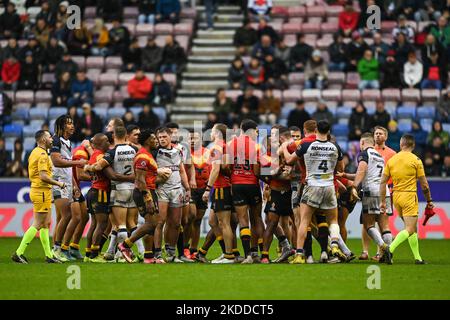 Temperament flackert zwischen beiden Seiten während des Rugby League World Cup 2021 Quarter Final Match England gegen Papua-Neuguinea im DW Stadium, Wigan, Großbritannien, 5.. November 2022 (Foto von Craig Thomas/News Images) Stockfoto