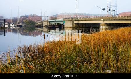 NORWALK, CT USA - 4. NOVEMBER 2022: Schöner Morgennebel im Herbst in der Nähe des Norwalk Flusses mit Reflexion Stockfoto