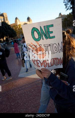 5. November 2022, Sant quinti de mediona, Katalonien, Spanien: Iranische Bürger, die in Barcelona leben, protestieren auf der zentralen Plaça de Catalunya in Barcelona wie jeden Samstag seit Masha Aminis Tod bekannt wurde, gab es immer mehr Proteste im Zentrum von Barcelona und auf der ganzen Welt (Foto: © Eric Renom/ZUMA Press Wire) Stockfoto