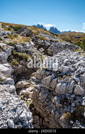 Überreste von militärischen Schützengräben auf dem Klavierberg in den Dolomitenalpen, die während des Ersten Weltkriegs in Südtirol errichtet wurden Stockfoto