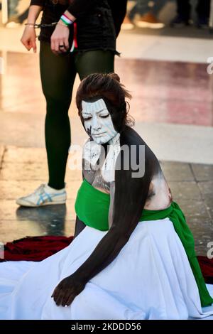 5. November 2022, Sant quinti de mediona, Katalonien, Spanien: Iranische Bürger, die in Barcelona leben, protestieren auf der zentralen Plaça de Catalunya in Barcelona wie jeden Samstag seit Masha Aminis Tod bekannt wurde, gab es immer mehr Proteste im Zentrum von Barcelona und auf der ganzen Welt (Foto: © Eric Renom/ZUMA Press Wire) Stockfoto