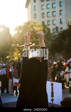 5. November 2022, Sant quinti de mediona, Katalonien, Spanien: Iranische Bürger, die in Barcelona leben, protestieren auf der zentralen Plaça de Catalunya in Barcelona wie jeden Samstag seit Masha Aminis Tod bekannt wurde, gab es immer mehr Proteste im Zentrum von Barcelona und auf der ganzen Welt (Foto: © Eric Renom/ZUMA Press Wire) Stockfoto