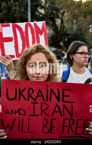 5. November 2022, Sant quinti de mediona, Katalonien, Spanien: Iranische Bürger, die in Barcelona leben, protestieren auf der zentralen Plaça de Catalunya in Barcelona wie jeden Samstag seit Masha Aminis Tod bekannt wurde, gab es immer mehr Proteste im Zentrum von Barcelona und auf der ganzen Welt (Foto: © Eric Renom/ZUMA Press Wire) Stockfoto