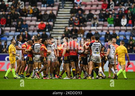 Die Stimmung zwischen beiden Seiten während des Rugby League-Finalspiels im Viertelfinale der Rugby League 2021 England gegen Papua-Neuguinea im DW Stadium, Wigan, Großbritannien, 5.. November 2022 (Foto von Craig Thomas/News Images) in, am 11/5/2022. (Foto von Craig Thomas/News Images/Sipa USA) Quelle: SIPA USA/Alamy Live News Stockfoto