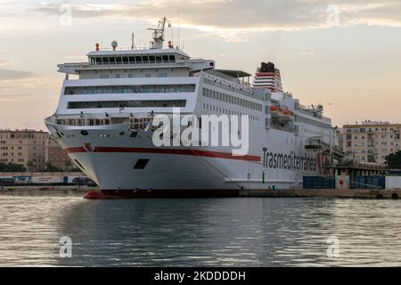 Malaga, Spanien - 29. Oktober 2022: Die Fähre Ciudad Autonoma Melilla im Hafen von Malaga. Stockfoto