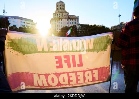 5. November 2022, Sant quinti de mediona, Katalonien, Spanien: Iranische Bürger, die in Barcelona leben, protestieren auf der zentralen Plaça de Catalunya in Barcelona wie jeden Samstag seit Masha Aminis Tod bekannt wurde, gab es immer mehr Proteste im Zentrum von Barcelona und auf der ganzen Welt (Foto: © Eric Renom/ZUMA Press Wire) Stockfoto