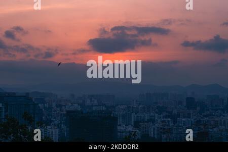 Ein wunderschöner Sonnenuntergang über Pune City in Indien. Stockfoto