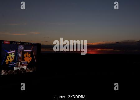 South Bend, Indiana, USA. 05.. November 2022. Sonnenuntergang über dem Notre Dame Stadion vor dem NCAA Fußballspiel zwischen den Clemson Tigers und den Notre Dame Fighting Irish im Notre Dame Stadium in South Bend, Indiana. John Mersits/CSM/Alamy Live News Stockfoto