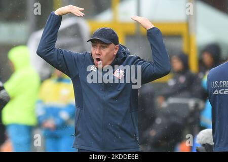 Salerno, Italien. 05.. November 2022. Trainer Massimilano Alvini von US Cremonese Gesticules während der Serie A Spiel zwischen US Salernitana 1919 gegen US Cremonese im Stadio Arechi in Salerno, Italien am 5. November 2022. (Foto: Agostino Gemito/Pacific Press/Sipa USA) Quelle: SIPA USA/Alamy Live News Stockfoto