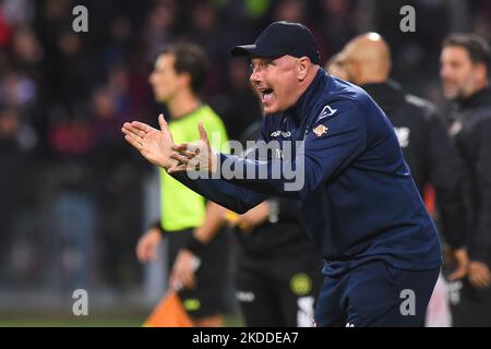 Salerno, Italien. 05.. November 2022. Trainer Massimilano Alvini von US Cremonese Gesticules während der Serie A Spiel zwischen US Salernitana 1919 gegen US Cremonese im Stadio Arechi in Salerno, Italien am 5. November 2022. (Foto: Agostino Gemito/Pacific Press/Sipa USA) Quelle: SIPA USA/Alamy Live News Stockfoto