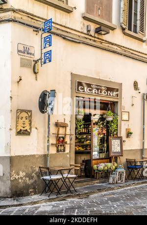 Vordertür eines traditionellen Weinladens („Vinaino“), Restaurant und Bar in der Via delle Belle Donne, Stadtzentrum von Florenz, Toskana, Italien Stockfoto