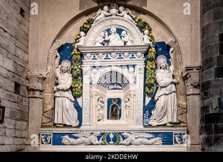 Tabernakel aus dem 16h. Jahrhundert in polychromglasiertem Terrakotta von Andrea della Robbia in der Kirche Santi Apostoli, Florenz, Italien Stockfoto