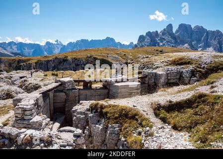 Überreste eines Militärbunkers auf dem Klavierberg in den Dolomiten, erbaut während des Ersten Weltkriegs, Südtirol Stockfoto