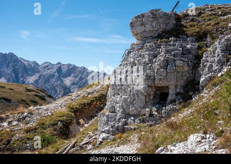 Überreste eines Militärbunkers auf dem Klavierberg in den Dolomiten, erbaut während des Ersten Weltkriegs, Südtirol Stockfoto