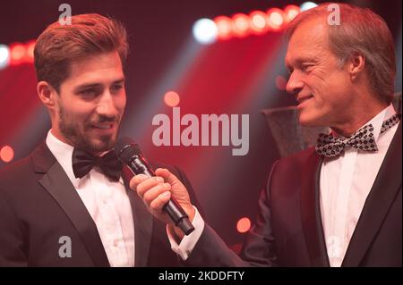 05. November 2022, Hessen, Frankfurt/Main: Eintracht Frankfurter Torwart Kevin Trapp (l) spricht mit Gerhard Delling, Sportjournalist/Moderator, während des Deutschen Sport-Presseballs 40. unter dem Motto '40 Balls for Frankfurt. Einzigartig in Deutschland" an der Alten Oper. Foto: Sebastian Gollnow/dpa Stockfoto