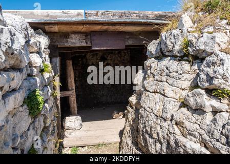 Überreste eines Militärheims auf dem Klavierberg in den Dolomiten, erbaut während des Ersten Weltkriegs, Südtirol Stockfoto