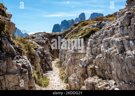 Überreste von militärischen Schützengräben auf dem Klavierberg in den Dolomitenalpen, die während des Ersten Weltkriegs in Südtirol errichtet wurden Stockfoto