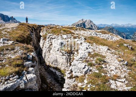 Überreste von militärischen Schützengräben auf dem Klavierberg in den Dolomitenalpen, die während des Ersten Weltkriegs in Südtirol errichtet wurden Stockfoto