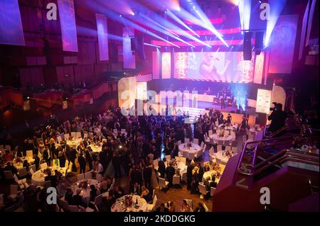 05. November 2022, Hessen, Frankfurt/Main: Besucher tanzen beim Deutschen Sport-Presseball 40. unter dem Motto '40 Balls for Frankfurt. Einzigartig in Deutschland" an der Alten Oper. Foto: Sebastian Gollnow/dpa Stockfoto