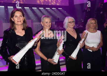 Von links nach rechts Ulrike NASSE-MEYFARTH, Renate STECHER, Heide ECKER-ROSENDAHL, erhalten den Pegasos-Preis 'Legenden des Sports', überreicht von Nancy FAESER, Bundesinnenministerin, 40. Deutscher Sportpresseball in der Alten Oper Frankfurt, 5.. November 2022. Stockfoto