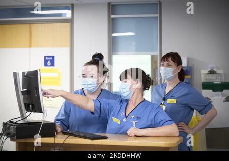 Aktenfoto vom 27/01/21 von Krankenschwestern, die an der Krankenschwesternstation arbeiten. Krankenschwestern in ganz Großbritannien haben bei der ersten nationalen Aktion in Bezug auf einen Lohnstreit für einen Streik gestimmt. Die Streikwahl unter mehr als 300.000 Mitgliedern des Royal College of Nursing (RCN) war die größte in der 106-jährigen Geschichte der Gewerkschaft. Ausgabedatum: Samstag, 5. November 2022. Stockfoto