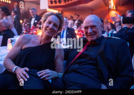 05. November 2022, Hessen, Frankfurt/Main: Martina Voss-Tecklenburg, Bundestrainerin der DFB-Frauennationalmannschaft, und ihr Mann Hermann Tecklenburg sitzen beim Deutschen Sport-Presseball 40. unter dem Motto '40 Balls for Frankfurt. Einzigartig in Deutschland" an der Alten Oper. Foto: Sebastian Gollnow/dpa Stockfoto