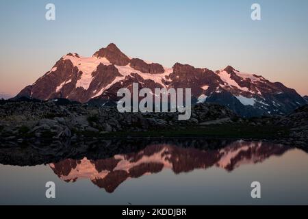 WA22700-00...WASHINGTON - die warmen Farben des Sonnenuntergangs auf dem Mount Shuksan spiegeln sich in einem kleinen tarn am Huntoon Point auf dem Kulshan Ridge, einem Teil des Heather Stockfoto