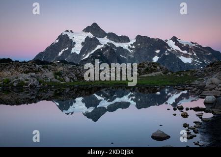 WA22702-00...WASHINGTON - der Sonnenuntergang am Mount Shuksan spiegelt sich in einem kleinen tarn am Huntoon Point auf dem Kulshan Ridge, Teil der Heather Meadows Rec Stockfoto