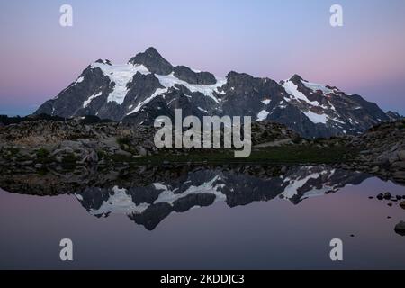 WA22703-00...WASHINGTON - Glow vom Sonnenuntergang, der um Mount Shuksan verweilt und sich in einem kleinen tarn am Huntoon Point auf dem Kulshan Ridge reflektiert, Teil o Stockfoto