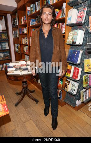 Damian Hurley, der Sohn von Elizabeth Hurley, nimmt an der Buchpräsentation „The Quickening“ bei Daunt Books in London Teil. Stockfoto